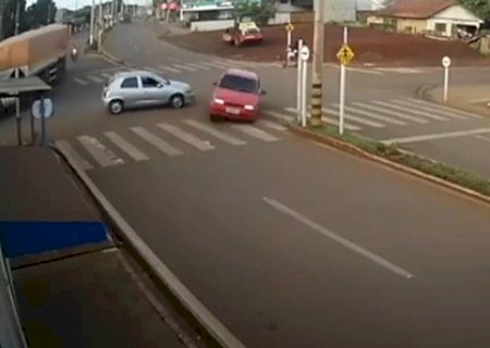 VÍDEO: Acidente em Itaporã: Veículos Colidem em Cruzamento de Avenidas