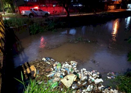 Chuva que alagou vários pontos em Dourados totalizou 80mm e não deixou desalojados