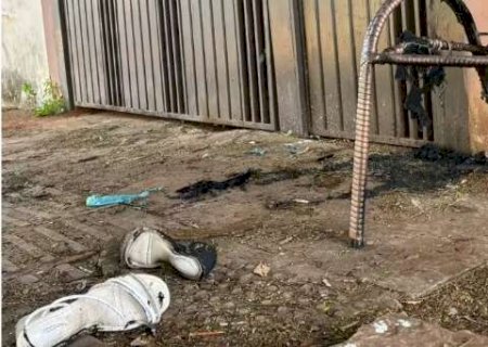 Em chamas, vizinhos assistem mulher morrer queimada em frente a casa do ex