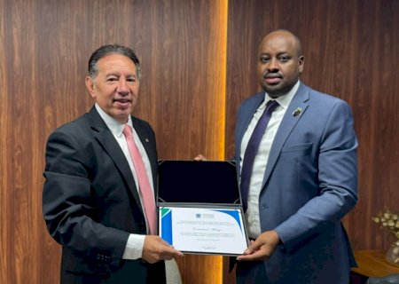 Gerson homenageia embaixador de Ruanda com diploma de Visitante Ilustre