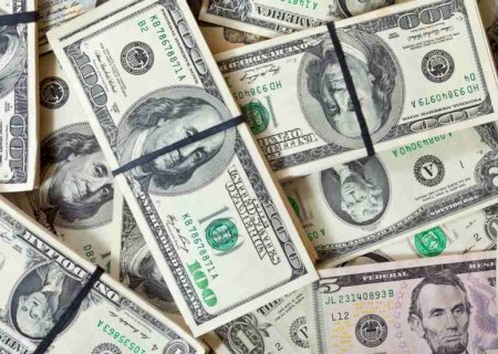 Dólar recua para R$ 5,40 e fecha no menor nível em mais de um ano