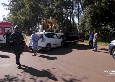 Atrapalhada pelo sol, motorista atinge traseira de caminhão em avenida