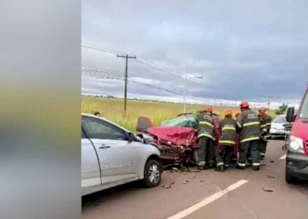 Batida entre carros deixa feridos em avenida de Dourados