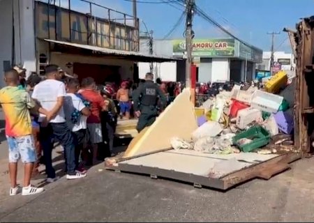 Caminhão carregado com peixes tomba em BR do Pará