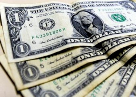 Dólar cai, fura marca de R$ 5,50 e fecha no menor nível em quase 1 mês