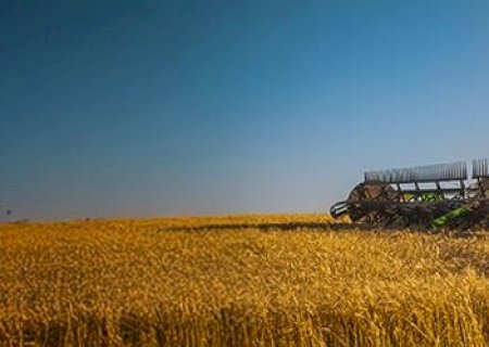 John Deere lança colheitadeira inteligente com tecnologia preditiva inédita no mercado