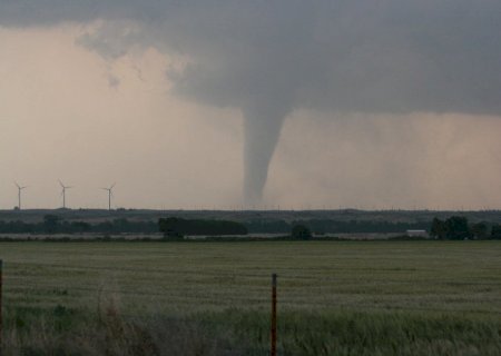 Nova frente fria leva tempestades e chance de tornado para estado brasileiro