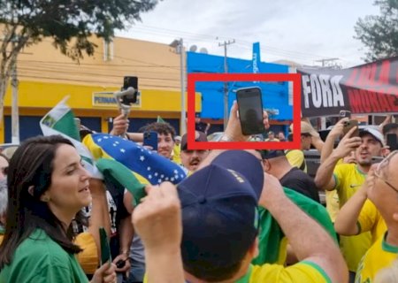 Bolsonaro participa de ato em Dourados pela anistia por videochamada