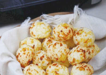 Para celebrar o Dia do Pão de Queijo, conheça uma receita com ingredientes diferentes