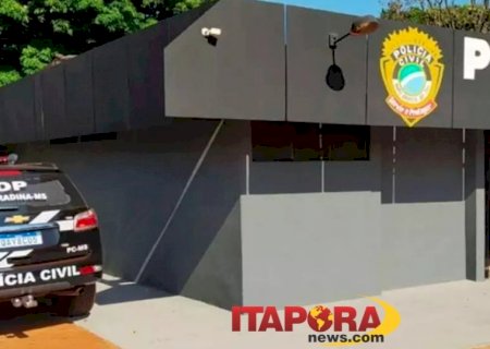 Homem Ataca Delegacia com Pedras e Gols de “Voadora” em Douradina