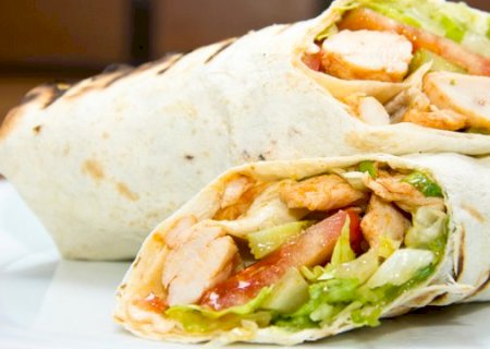 Receitas - Bom, bonito e barato: wrap de frango com requeijão para o seu lanche ou jantar