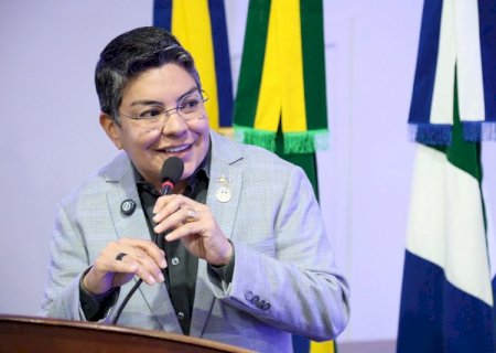 Isa Marcondes cobra qualidade em reparo no asfalto feito pela Sanesul