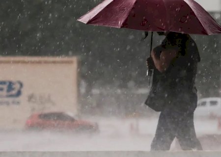 Deslocamento de frente fria provoca chuva forte e ventania; veja a previsão do tempo de hoje