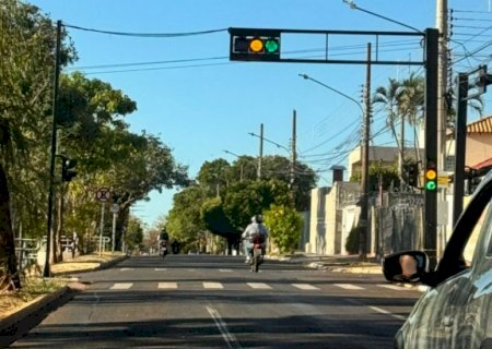 Patriota? Semáforo trava em verde e amarelo na Orla Morena de Campo Grande