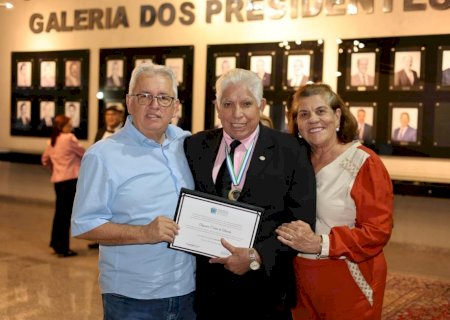 Vídeo - ASSEMBLEIA LEGISLATIVA DE MATO GROSSO DO SUL CONCEDE COMENDA AO PROFESSOR ARGEMIRO