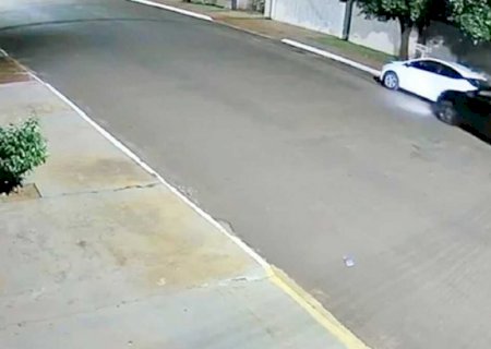 Motorista bate na traseira de carro estacionado e foge em São Gabriel do Oeste