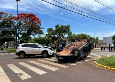 Batida de gigantes: BMW capota após colisão com Toyota em Dourados