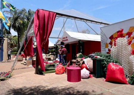 Prefeitura lança nesta segunda o “Natal Encantado Dourados' com chegada do Papai Noel e acendimento das luzes