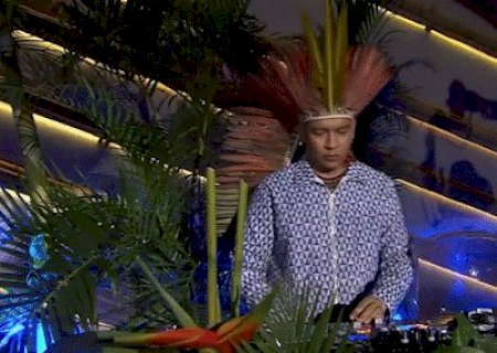 DJ ind&iacute;gena de MS divide palco com Anitta e Chris Martin na Amaz&ocirc;nia