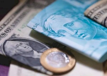 D&oacute;lar cai com queda do desemprego e bolsa renova recorde hist&oacute;rico