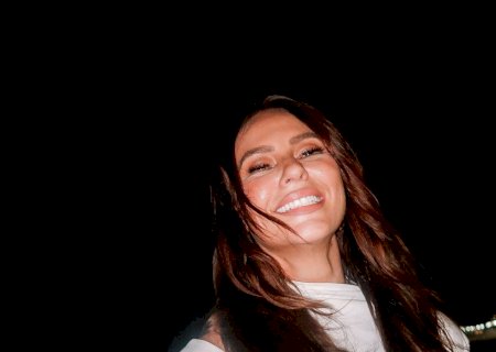 Recém-separada, Paolla Oliveira surge radiante para a virada do ano e recebe enxurrada de elogios