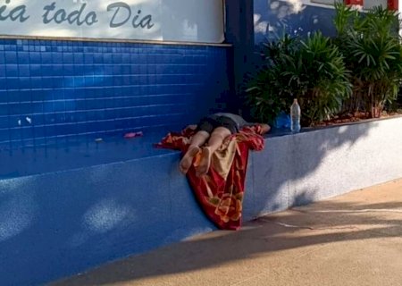 Homem é encontrado morto a facadas e pauladas próximo a supermercado no centro de Dourados