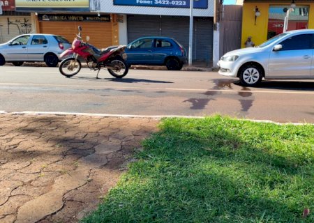 Dourados - Pai e filho ficam feridos após carro bater em traseira de moto