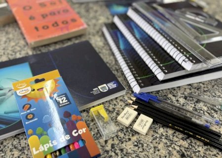 Entrega dos kits escolares e uniformes para 2026 já começou em todo o Estado