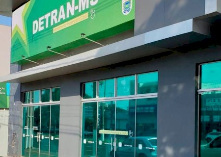 Ex-donos de veículos leiloados pelo Detran podem solicitar o valor que restou após a quitação de débitos