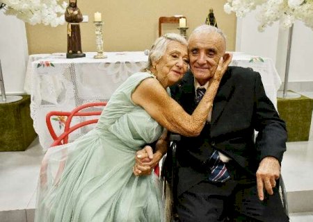 Entre cuidados e conversas di&aacute;rias, amor floresce e vira casamento em asilo