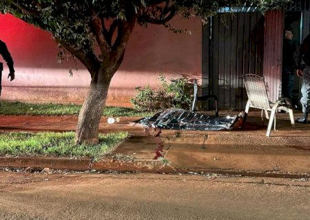Homem mata amigo com facadas no pescoço ao sentir ciúmes da esposa