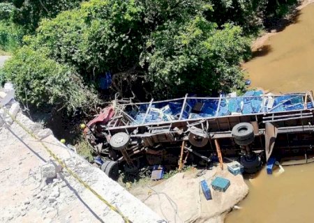 Caminhão despenca de ponte e motorista morre na BR-163