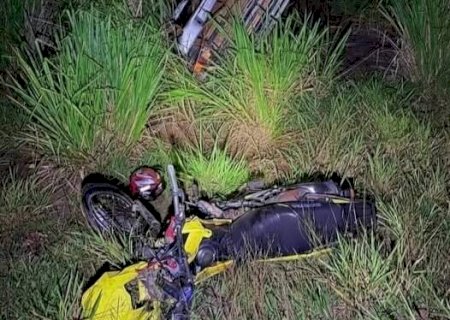 Batida frontal entre moto e caminhonete deixa dois mortos em Itaquira&iacute;