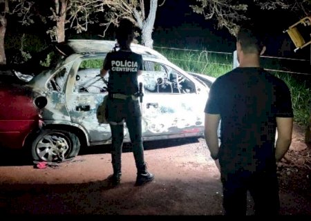 Corpo encontrado carbonizado em carro tinha perfurações na garganta e na nuca em Rio Brilhante