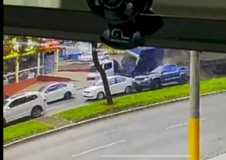 Carreta desgovernada 'atropela' carros e deixa 10 feridos em SC