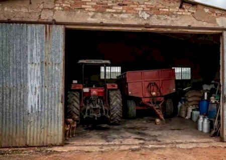 Mulher que morreu atingida por equipamento agrícola estava acompanhando pai no local