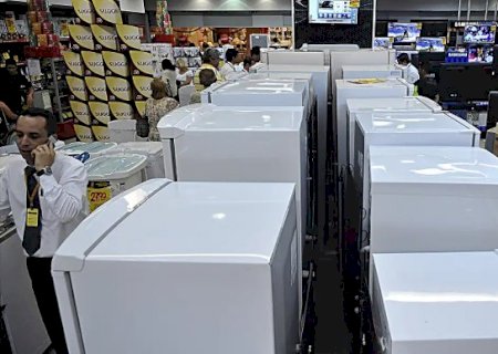 Geladeira pode ser vil&atilde; da conta de luz, mas h&aacute;bitos simples ajudam a economizar