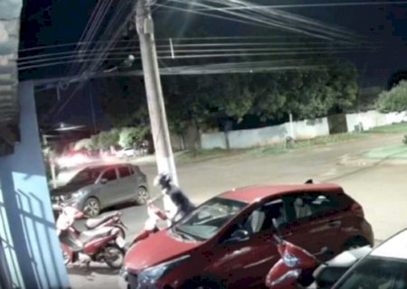 Ladrão rouba moto enquanto fiéis assistiam a culto em Dourados (vídeo)
