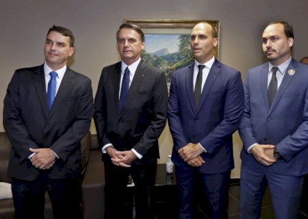 Filhos de Bolsonaro comemoram prisão de Maduro e atacam Lula