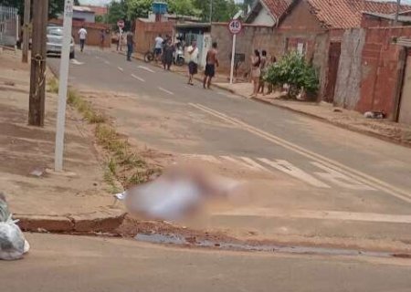 Pai e filho matam primo a tiros e facadas ap&oacute;s ataque dentro de casa