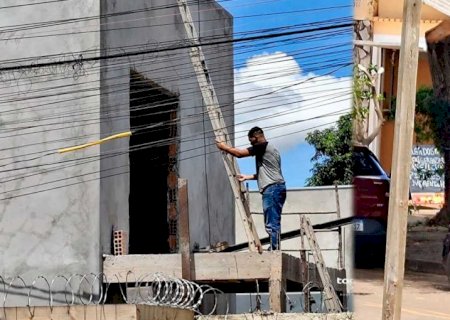 Calheiro eletrocutado em obra sofreu duas paradas cardíacas e segue em estado gravíssimo (vídeo)