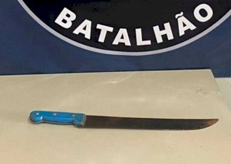 Com bebê no colo, mulher escapa de ataque de facão do marido