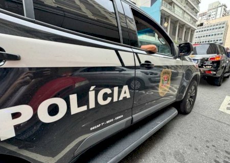 Sogro atira acidentalmente nas costas de nora adolescente e foge