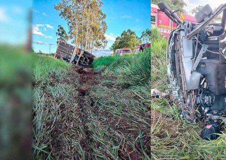 Vídeo - Caminhão tomba na MS-040 e deixa vítima presa às ferragens