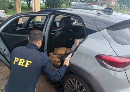 Mulher é flagrada transportando 72 quilos de maconha em veículo