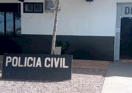 Filha agride mãe a pauladas e tenta atacar policial durante prisão