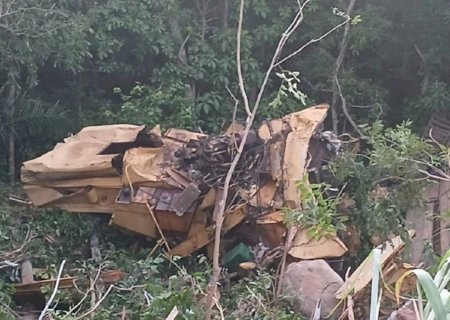 Caminhão-prancha cai de serra e deixa dois mortos na MS-423