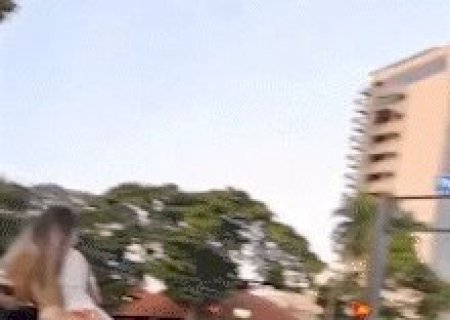 Na janela de caminhonete, mulheres se exibem em frente de bar na Afonso Pena