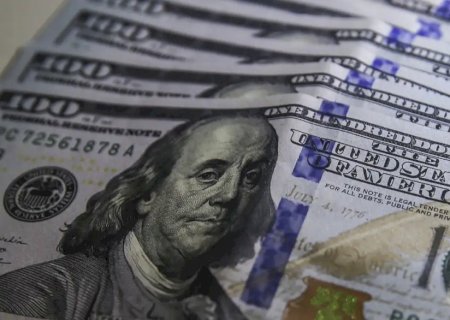 Dólar abre em leve queda com cautela global e expectativa por dados dos EUA
