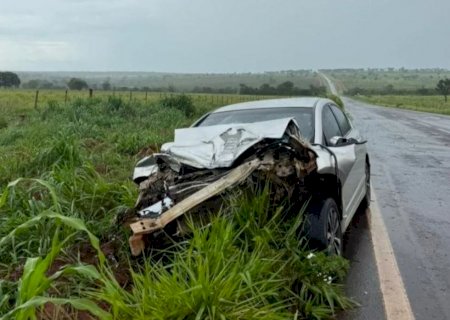Criança fica ferida após carro bater contra bitrem
